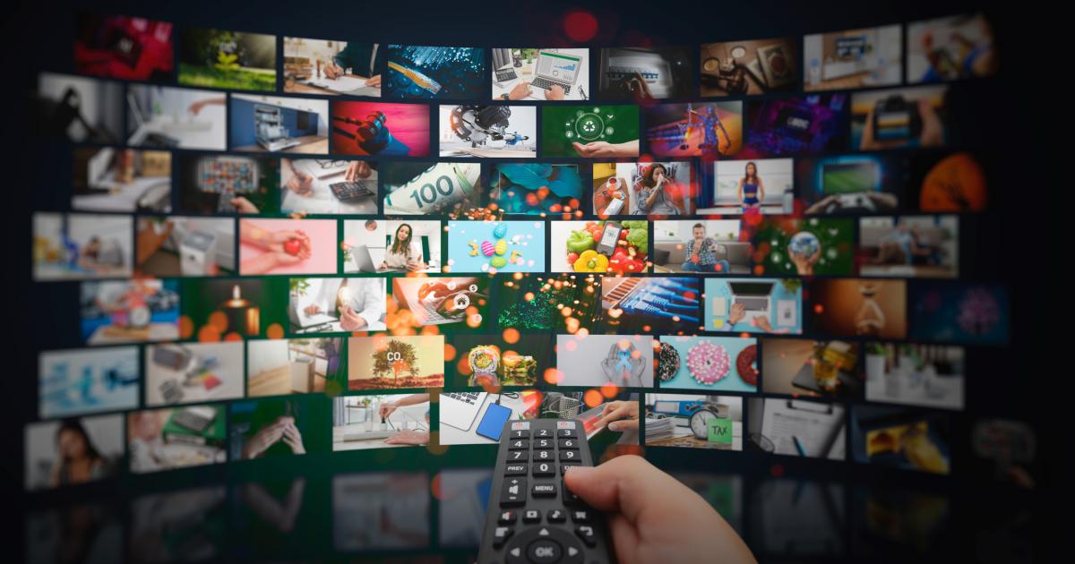 Concepto multimedia con múltiples pantallas de televisión. Concepto de servicio de streaming de biblioteca multimedia.