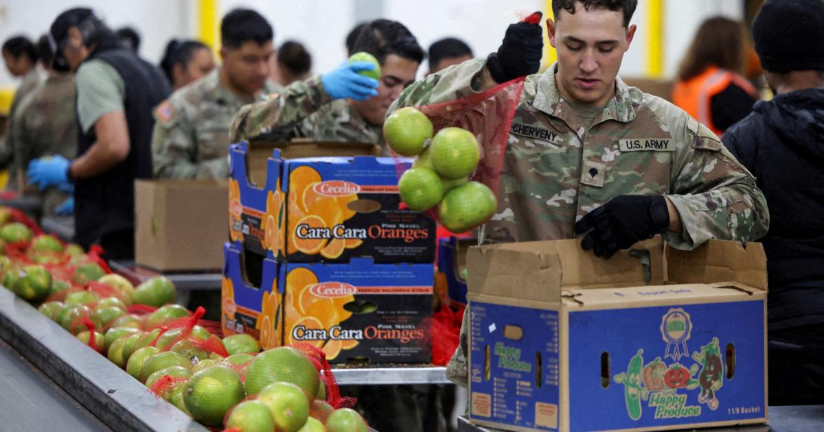 Un miembro de la Guardia Nacional empaca alimentos en cajas en una sede del Banco Regional de Alimentos de Los Ángeles (EEUU), el 29 de octubre de 2025.