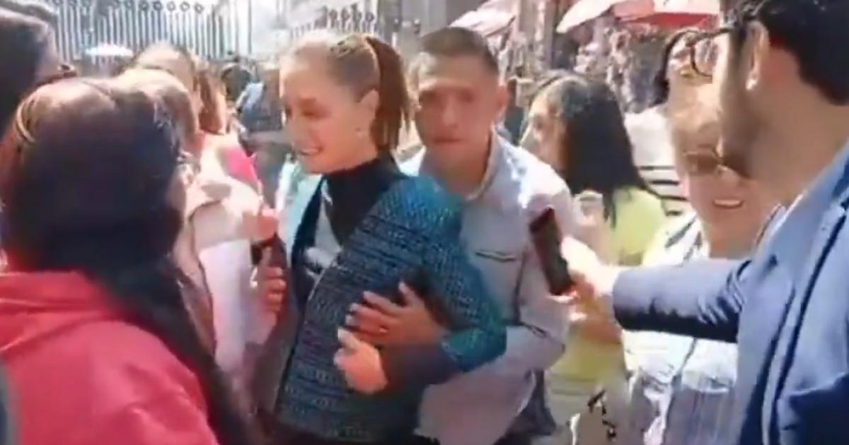 Claudia Sheinbaum, presidenta de México, siendo manoseada en plena calle de la capital mientras conversaba con viandantes.
