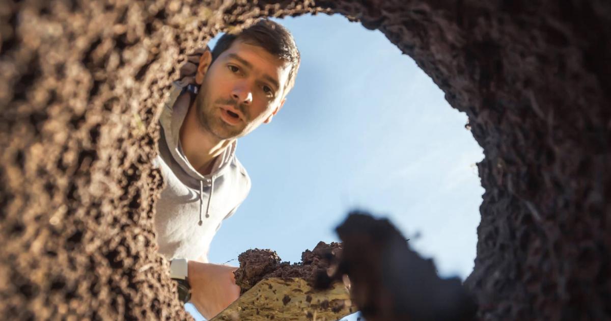 Un joven que cava un hoyo profundo con una pala se sorprende al hacer un hallazgo increíble
