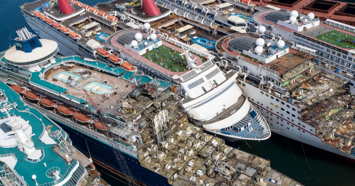 Vista aérea tomada con un dron donde se observan cinco cruceros de lujo siendo desmantelados para obtener chatarra en el puerto de reciclaje de barcos de Aliaga el 2 de octubre de 2020 en Izmir, Turquía.