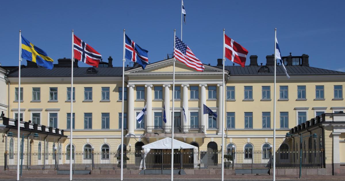 Las banderas de los países nórdicos de Suecia, Noruega, Islandia, Dinamarca y Finlandia ondean junto a la bandera estadounidense frente al palacio presidencial de Finlandia en Helsinki.