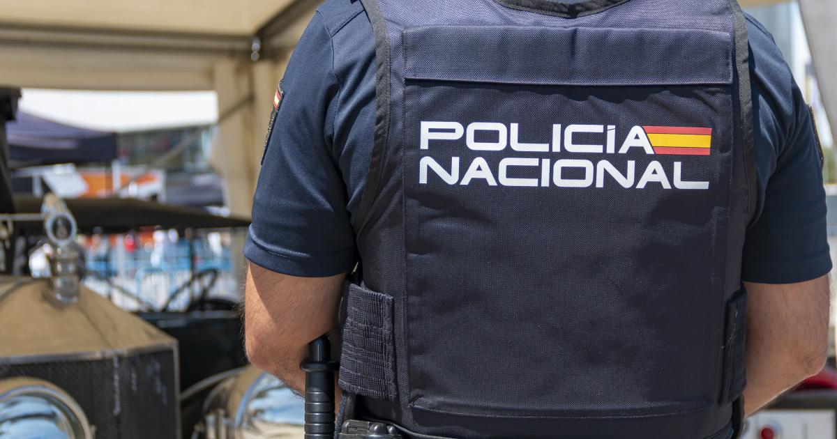 Un efectivo de Policía Nacional posa de espaldas durante una operación