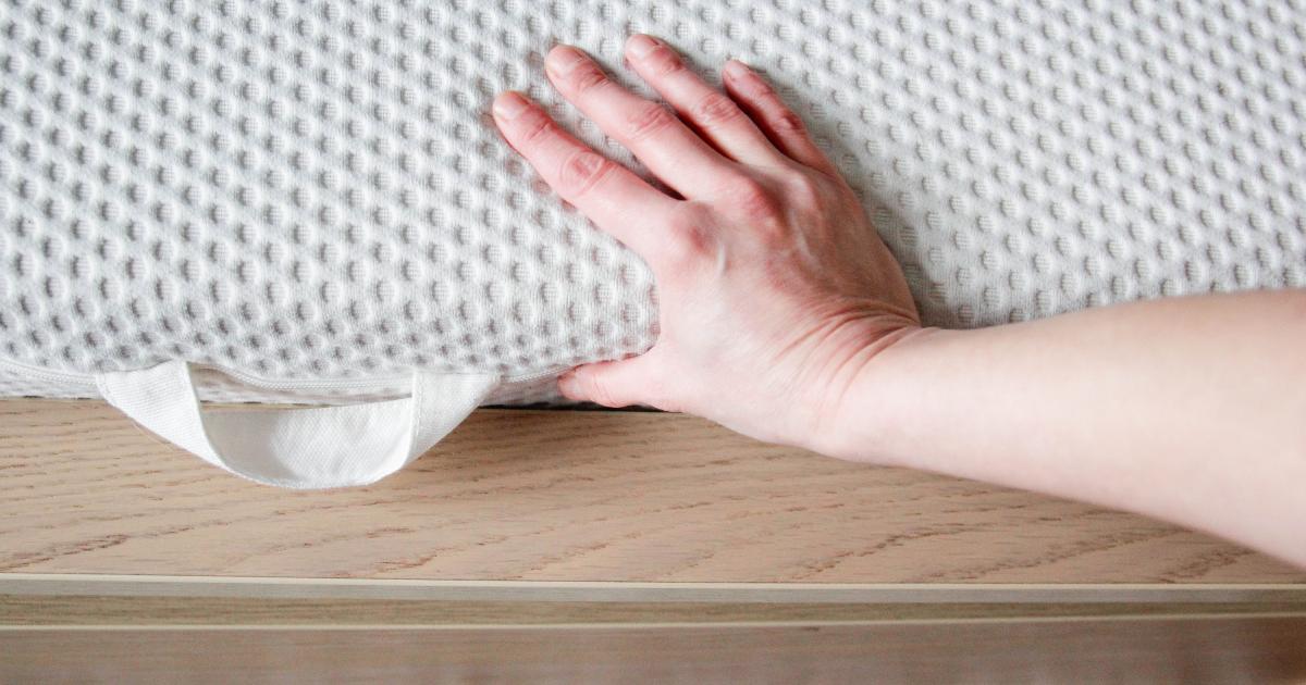 Una mujer levanta un colchón en busca de chinches