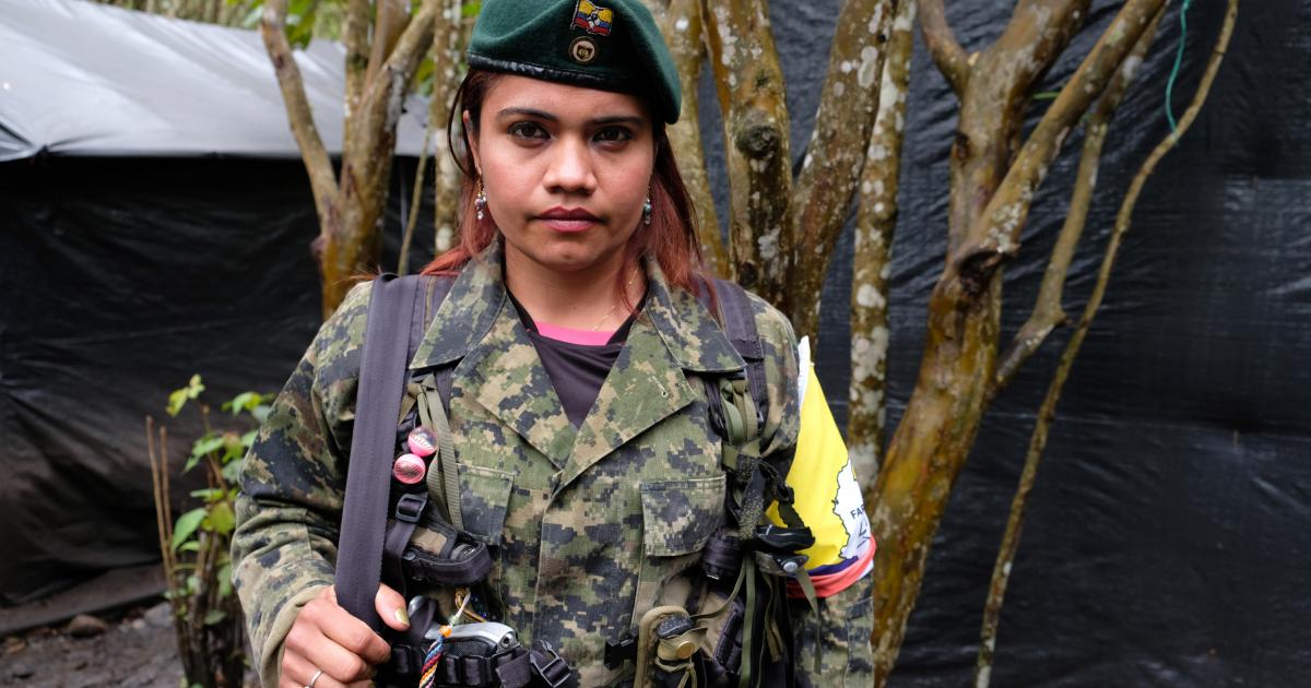 Jennifer, una guerrillera de las FARC de 32 años, vestida y armada con equipo de combate completo, durante su rutina diaria en un campamento de desmovilización el 19 de enero de 2017 en Vereda La Elvira, Colombia. Jennifer se unió al movimiento guerrillero cuando tenía 16 años.