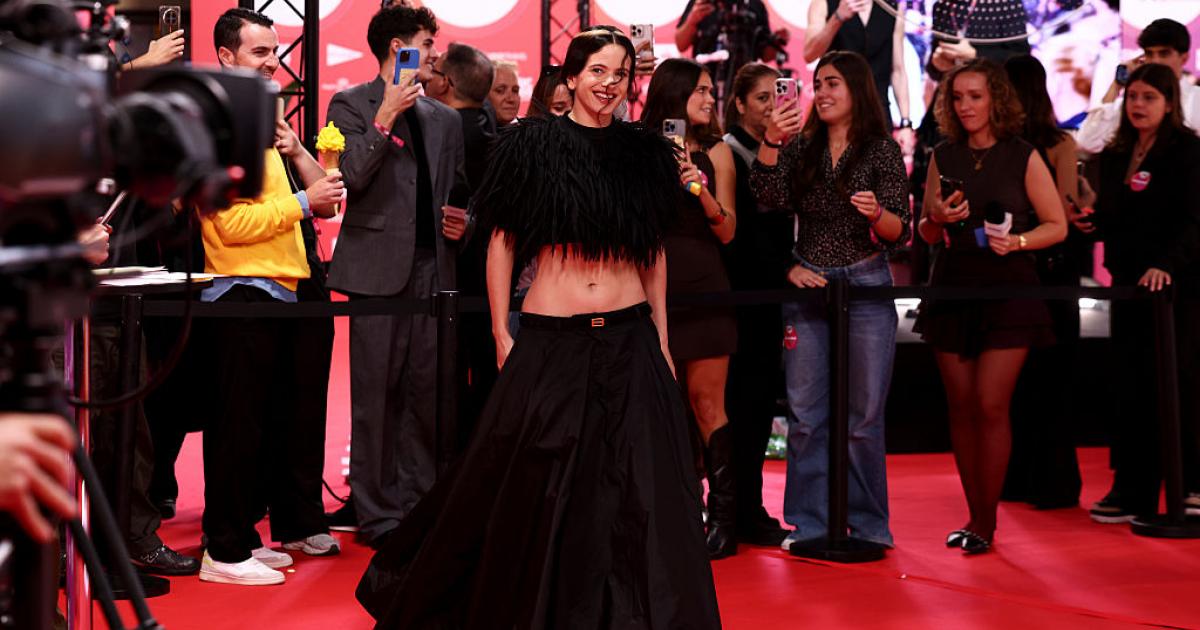 La cantante Rosalía en la alfombra roja de Los40 Music Awards