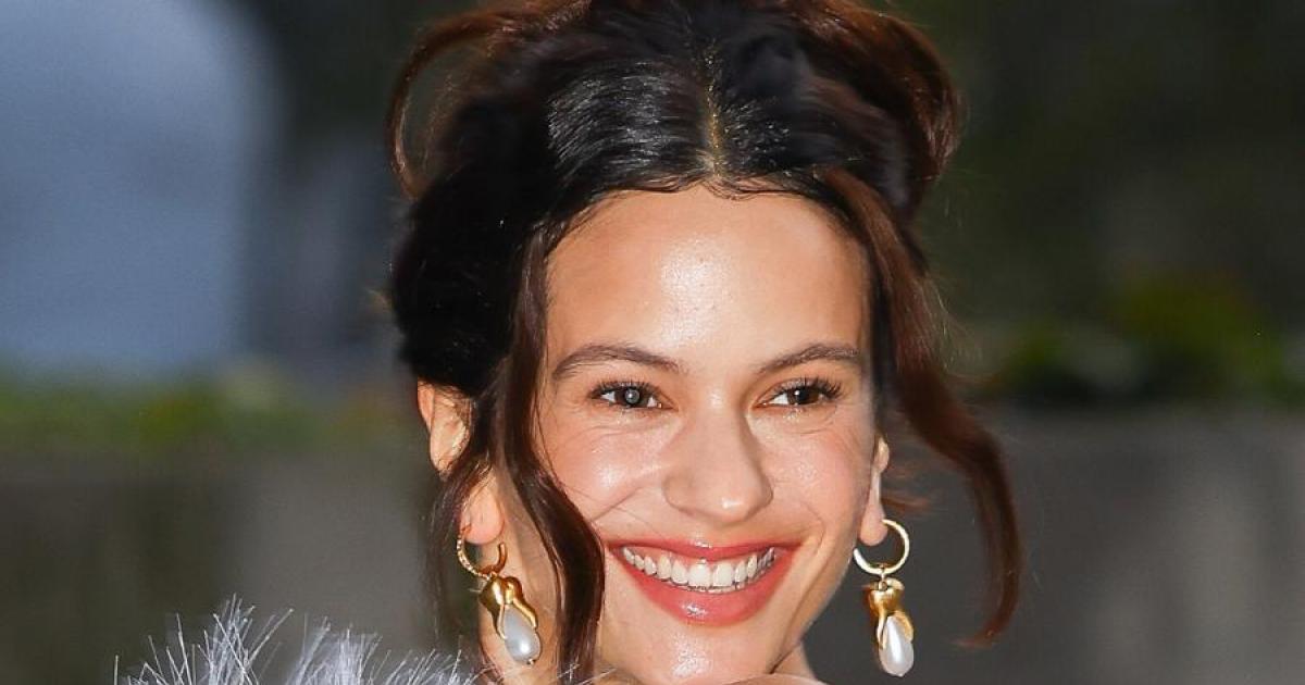 Primer plano de Rosalía sonriendo en la semana de la moda de París