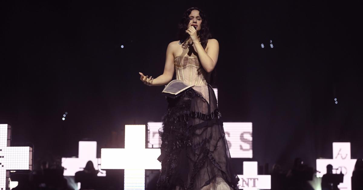 Rosalía, interpretando 'Reliquia' en LOS40 Music Awards Santander 2025.