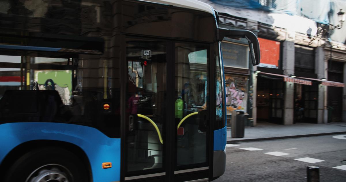 Un autobús urbano de Madrid circulando por una de las calles de la capital.