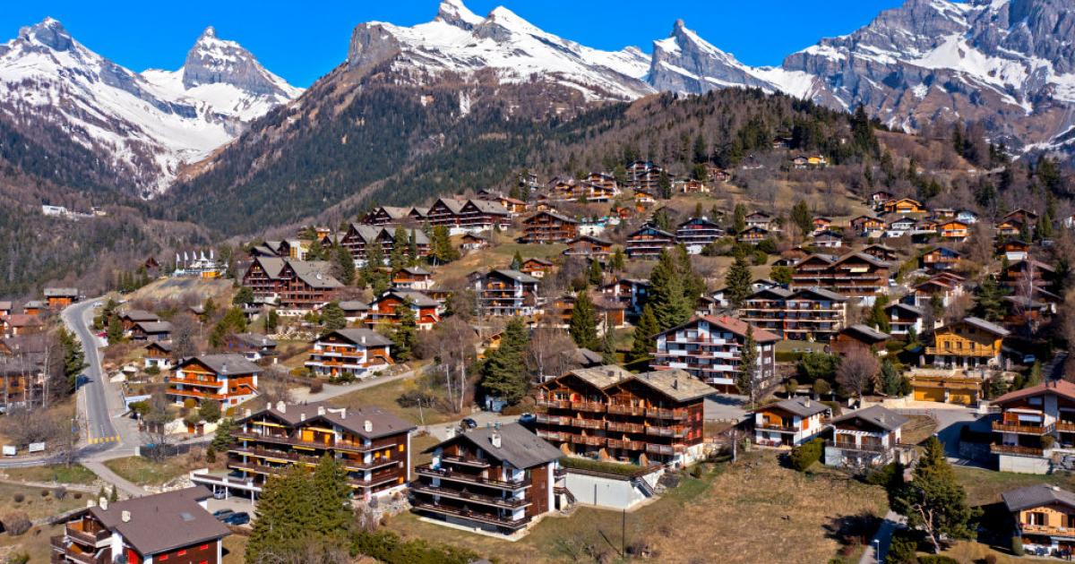Vista del balneario y centro de salud de Ovronnaz, al pie de los picos nevados de los Alpes, en la zona de Valais (Suiza).