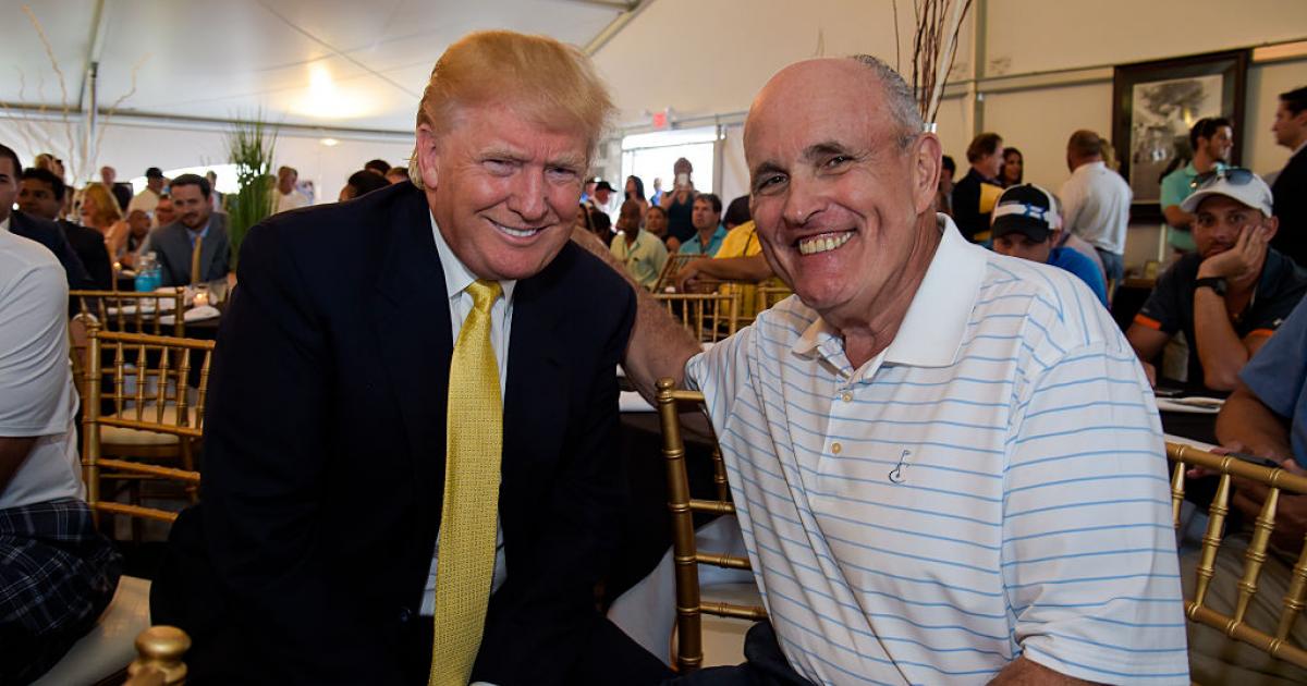 Donald Trump y Rudy Giuliani, en el primer torneo anual de golf de los Yankees en Trump Golf Links (Nueva York), en 2015.