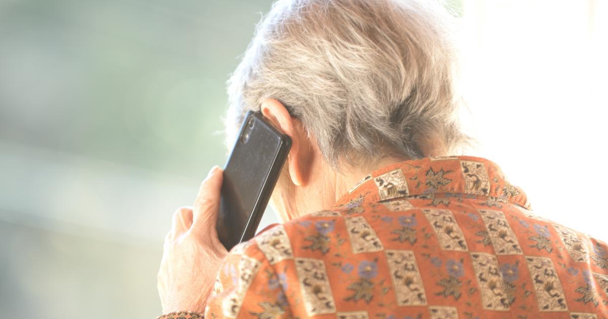 Una mujer anciana habla por teléfono, en una imagen de archivo.