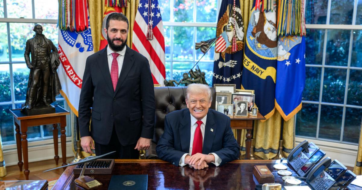 El presidente de Estados Unidos, Donald Trump, posando con homólogo sirio, Ahmed Al-Sharaa, el 10 de noviembre de 2025, en la Casa Blanca.