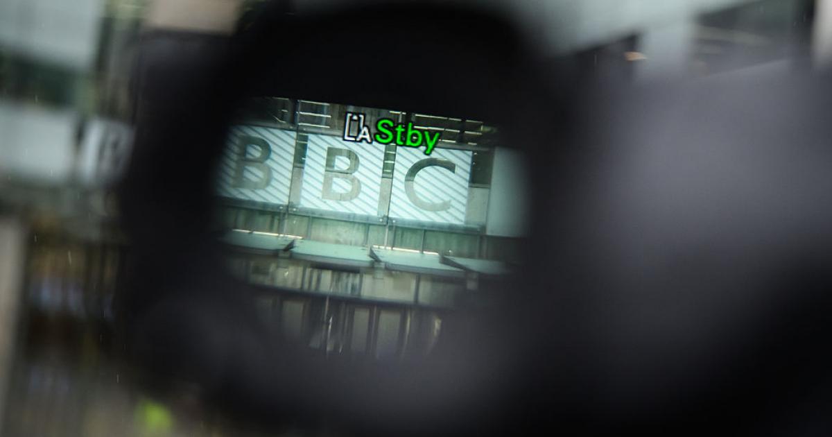 La sede de la BBC en Londres, a través del objetivo de una cámara de televisión, el 10 de noviembre de 2025.