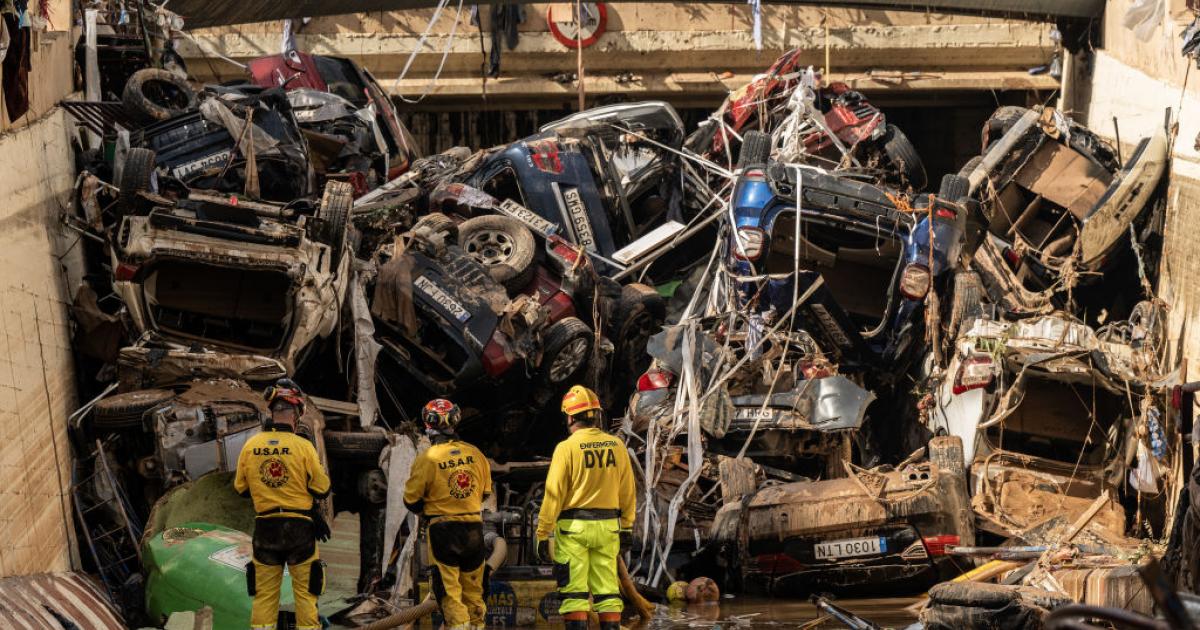 Bomberos buscan víctimas entre los coches apilados en un túnel entre Benetüsser y Alfafar, tras el paso de la DANA, el 1 de noviembre de 2024.