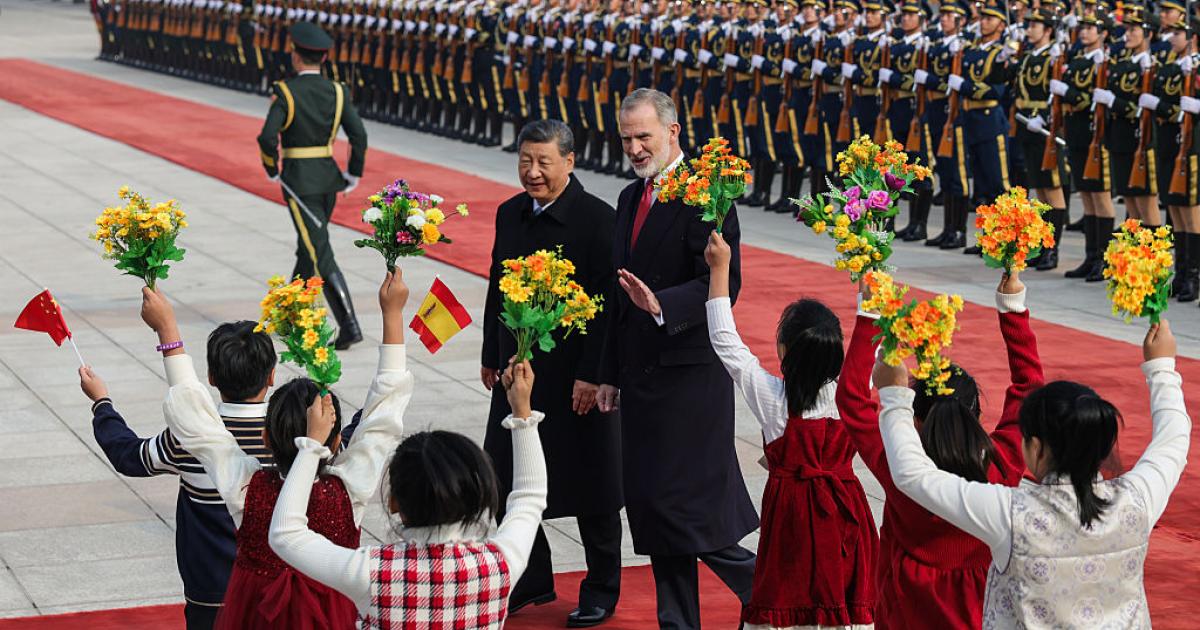 Felipe VI, junto a Xi Jinping, en la ceremonia de bienvenida en Pekín