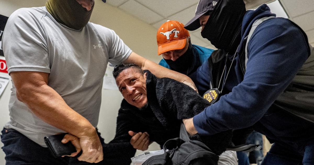 Agentes del Servicio de Inmigración y Control de Aduanas (ICE) detienen a un migrante al salir de una audiencia en un tribunal de inmigración de Manhattan,el 27 de octubre de 2025.