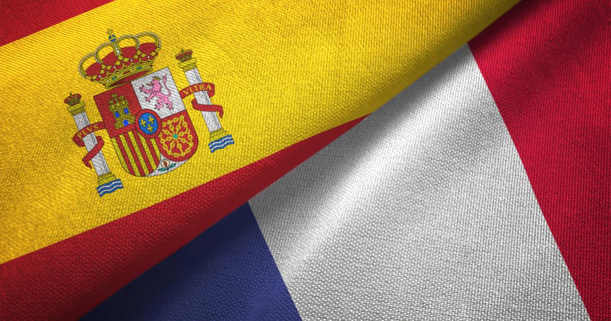 Una bandera de España junto a una bandera de Francia