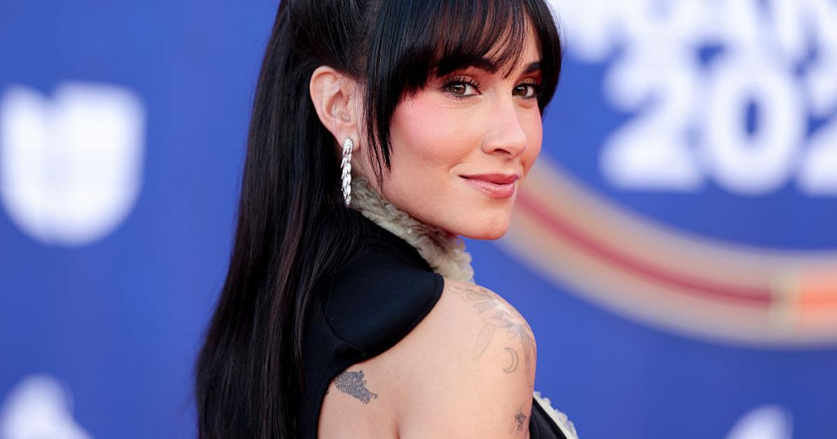 Aitana en la alfombra roja de los Latin Grammy.