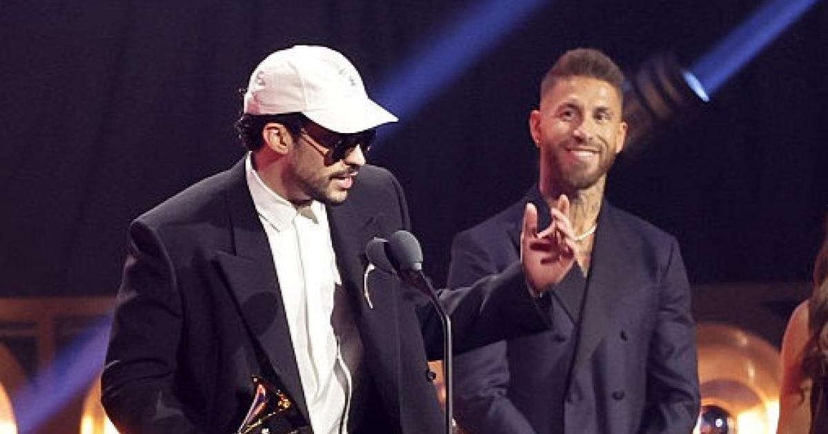 Bad Bunny junto a Sergio Ramos al recoger el Latim Grammy 2025 a Mejor álbum de música urbana.