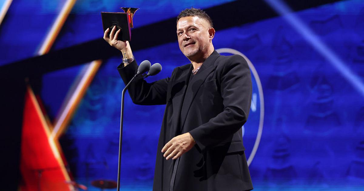 Alejandro Sanz recogiendo uno de los Latin Grammy 2025.