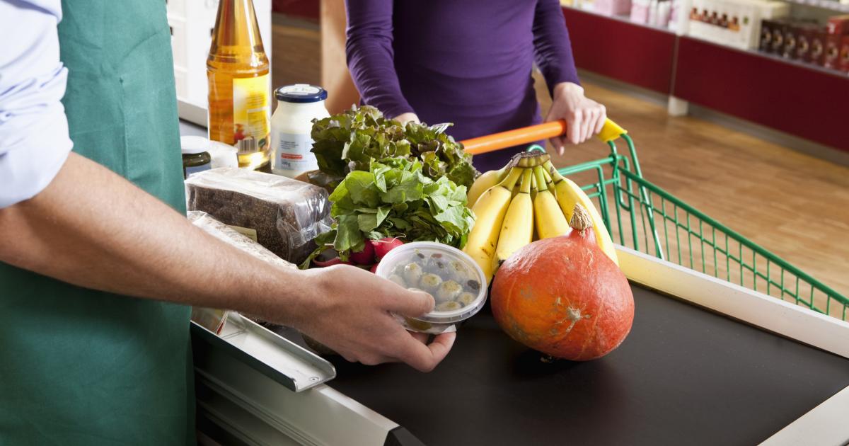 Un cajero trabajando, en una imagen de archivo