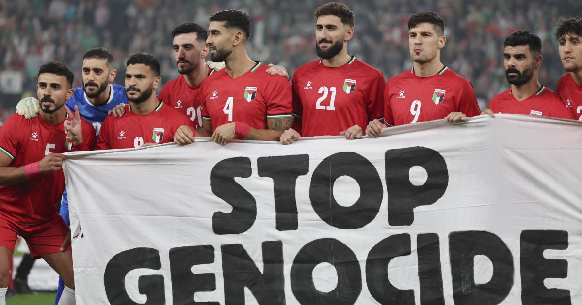 Los jugadores de la selección de Palestina, antes del partido amistoso que las selecciones de Euskadi y Palestina disputan este sábado en el estadio de San Mamés, en Bilbao. EFE7Luis Tejido