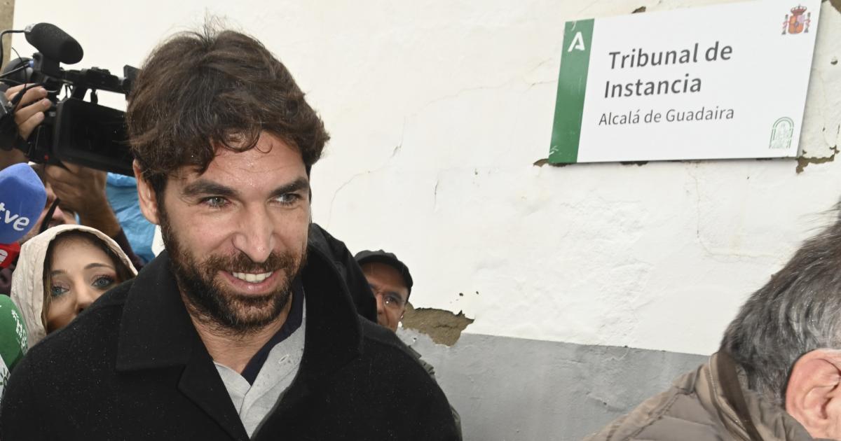 Cayetano Rivera a su llegada a los juzgados de Alcalá de Guadaira (Sevilla) este lunes 17 de noviembre.