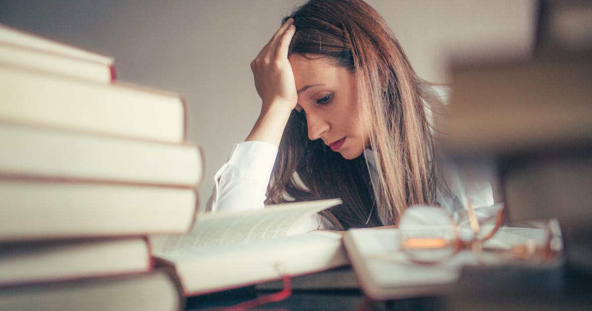 Imagen de archivo de una mujer estudiando.