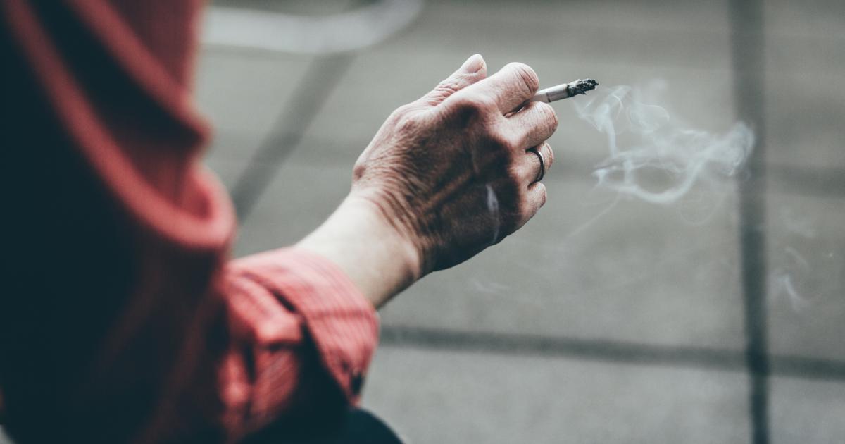 Una persona fumando un cigarro