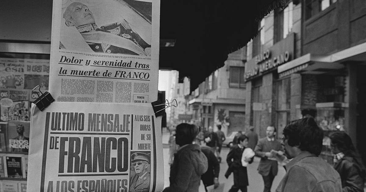 Los periódicos anuncian la muerte de Francisco Franco en noviembre de 1075.