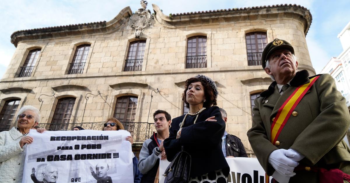 El actor Fernando Moran y la actriz Isabel Risco, caracterizados como Carmen Polo y el dictador Francisco Franco, en una de las marchas para la devolución del Casa Cornide, en la praza de María Pita, A Coruña (Galicia).