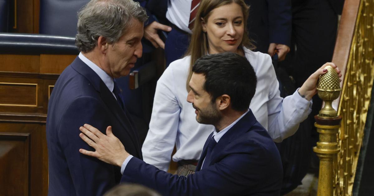 El líder del PP, Alberto Núñez Feijóo (i) saluda al ministro de Derechos Sociales, Consumo y Agenda 2030, Pablo Bustinduy durante el pleno del Congreso de este miércoles.