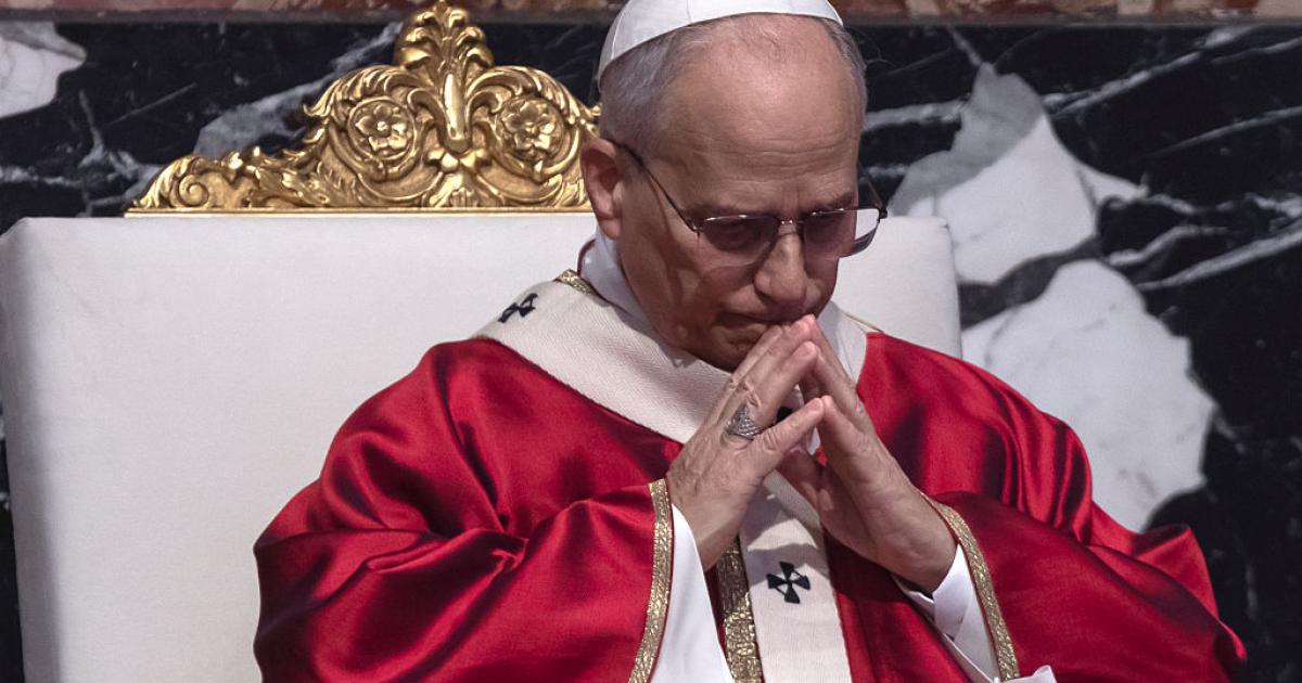 El papa León XIV preside una misa por el difunto papa Francisco en la Basílica de San Pedro, en El Vaticano, el 3 de noviembre de 2025.