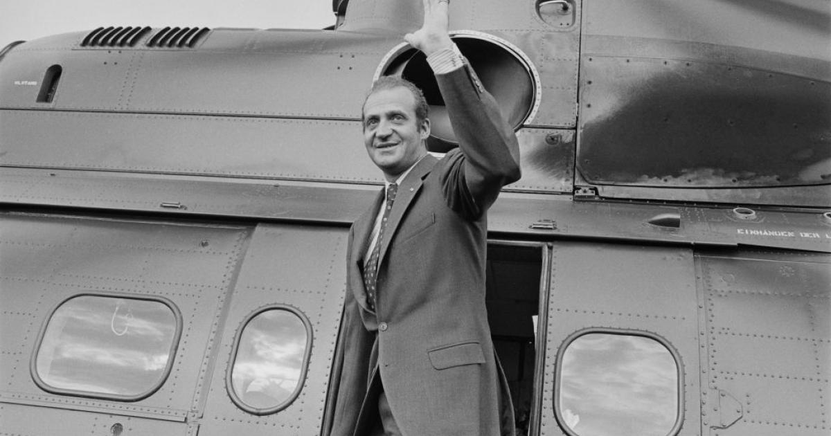 El rey Juan Carlos I saluda desde la escalerilla de un helicóptero al llegar a una visita al Museo Mercedes-Benz en Stuttgart (Alemania), en 1977.