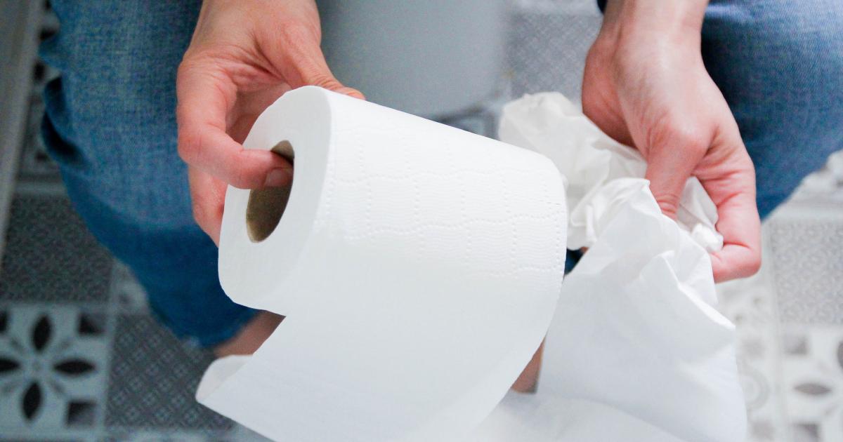 Imagen de archivo de una persona en el baño