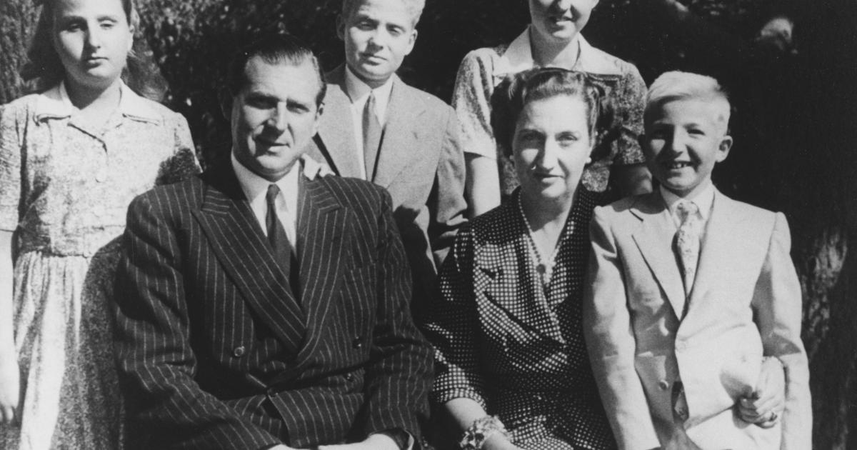Los condes de Barcelona con sus hijos, la infanta Pilar, el rey Juan Carlos, la infanta Margarita y el infante Alfonso
