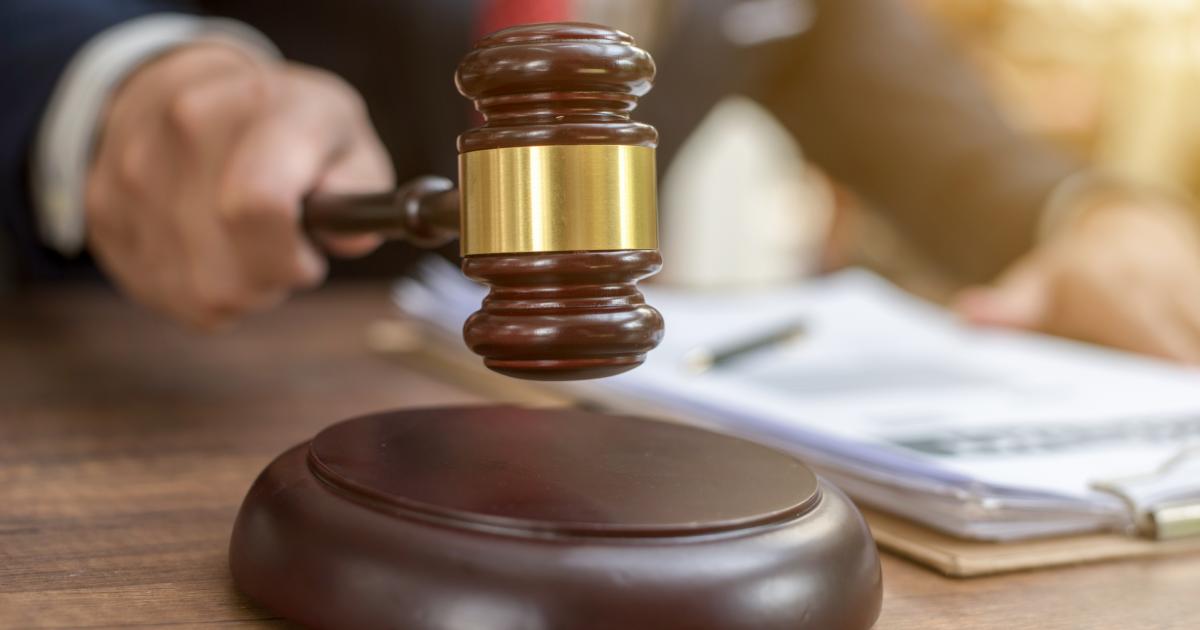 Un juez dicta sentencia