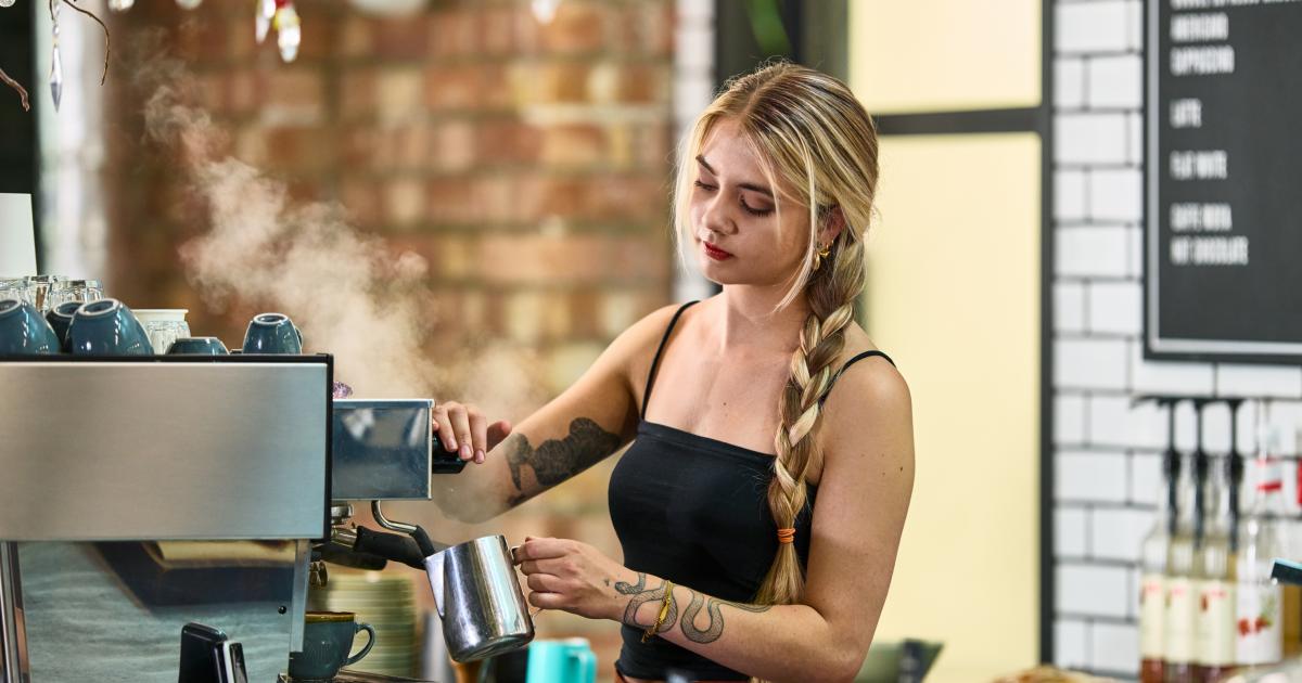 Imagen de una camarera en una cafetería.