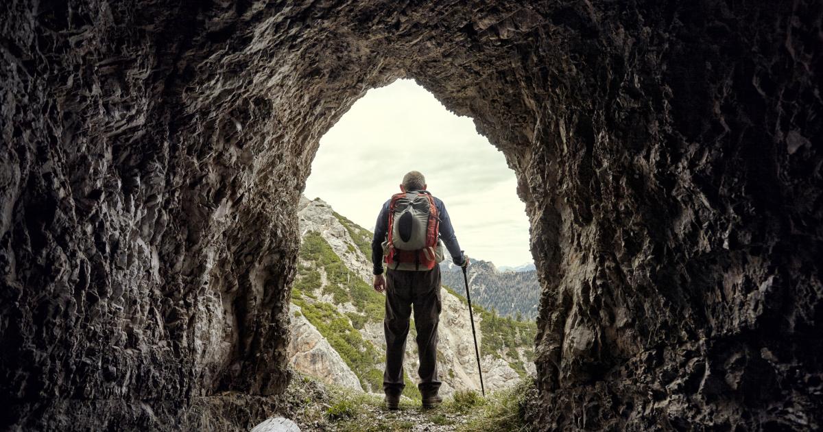 Un hombre con bastón camina por un túnel en los Dolomitas, en Italia, en una imagen de archivo.