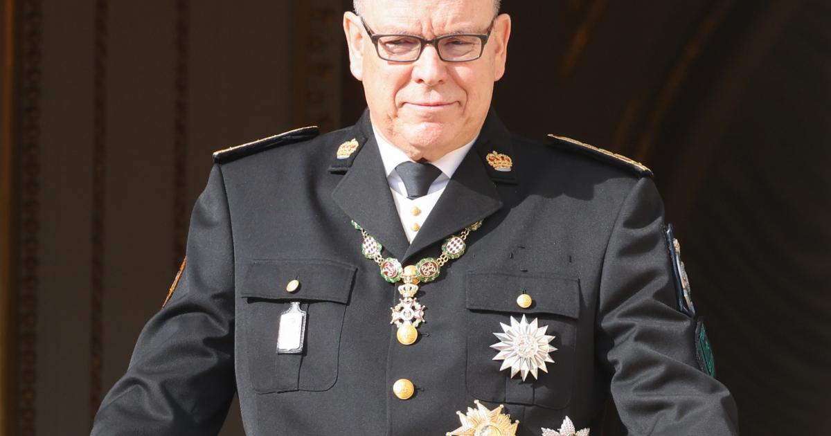 Alberto de Mónaco desde el balcón del Palacio Grimaldi en el Día Nacional de Mónaco 2025.