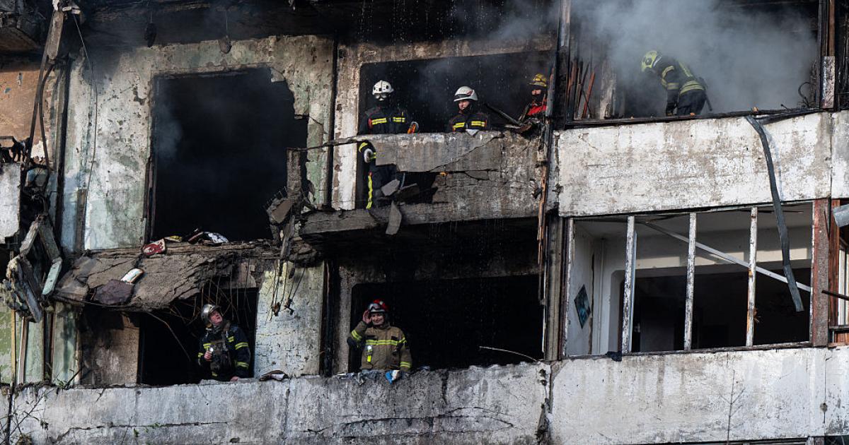 Equipos de rescate en un edificio residencial afectado por el ataque ruso a Kiev del 25 de noviembre de 2025