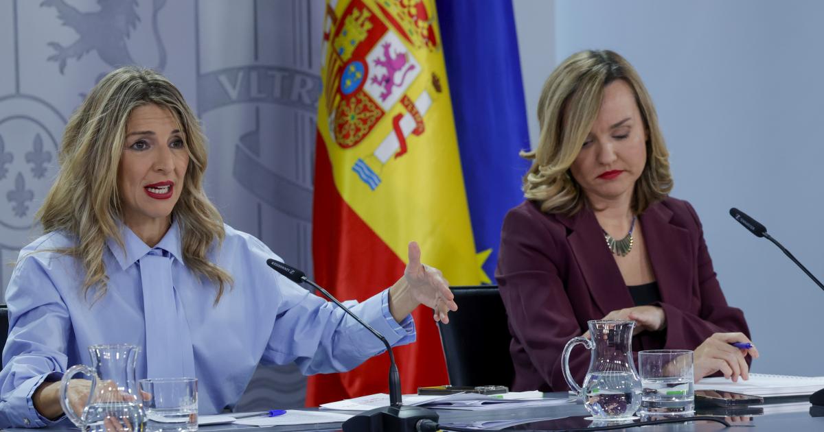 Las ministras de Trabajo, Yolanda Díaz (i), y de Educación, Formación Profesional y Deportes y portavoz del Gobierno, Pilar Alegría, durante la rueda de prensa posterior al Consejo de Ministros.