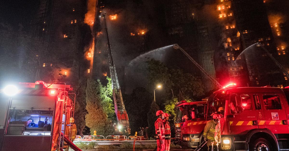Bomberos en un incendio de apartamentos en Tai Po en Hong Kong, China, el 26 de noviembre de 2025. Según el gobierno de Hong Kong, el incendio de cinco alarmas, que comenzó el 26 de noviembre, dejó al menos 13 personas muertas y tres en estado crítico.