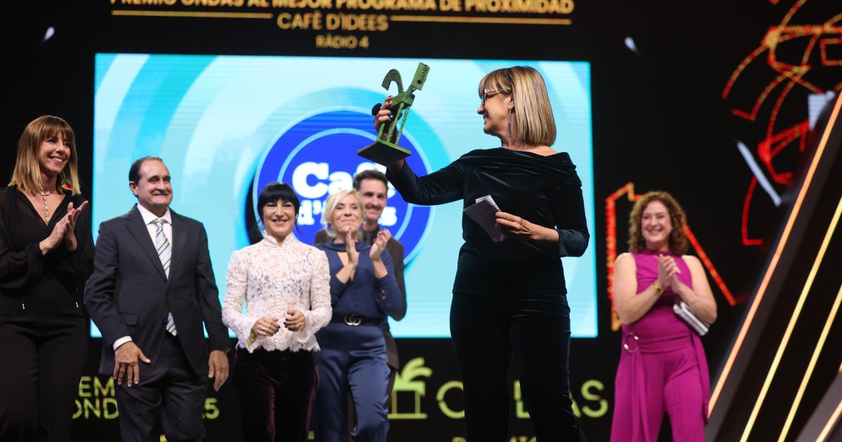 Gemma Nierga feliz recogiendo su premio Ondas.
