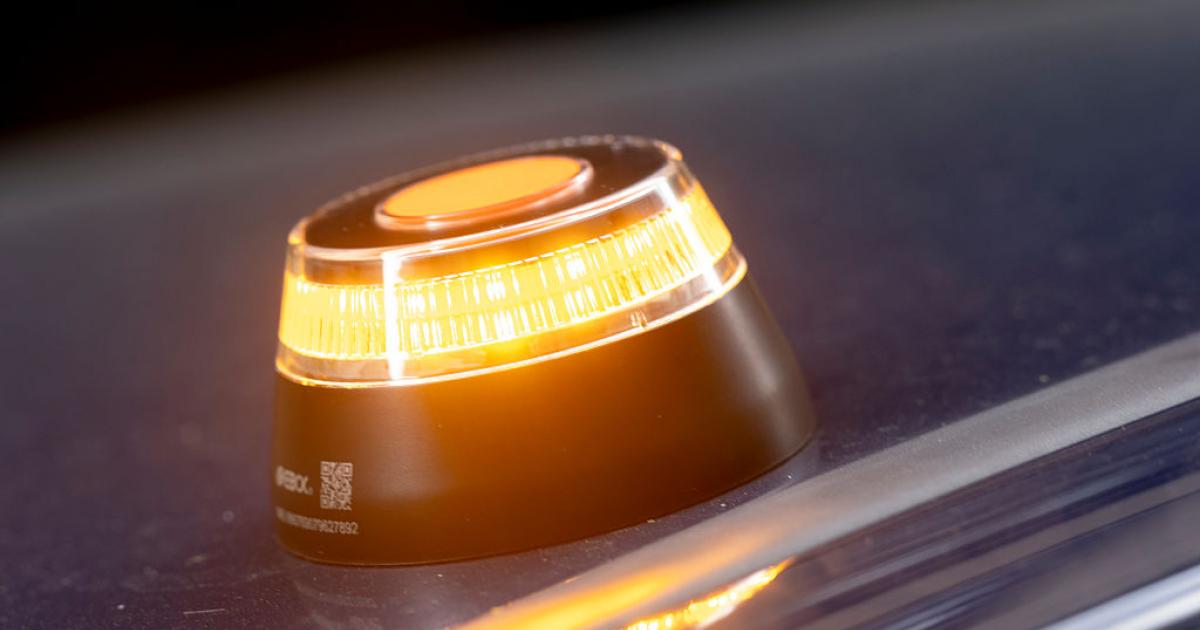 Baliza V-16 activada sobre un coche.