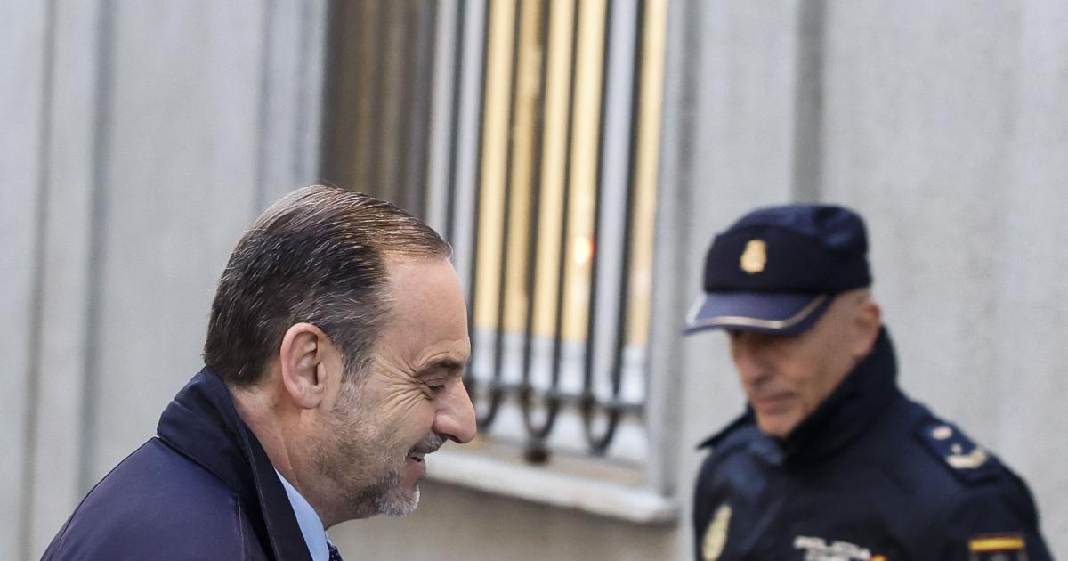 El exministro José Luis Ábalos a su llegada al Tribunal Supremo para la vista judicial.