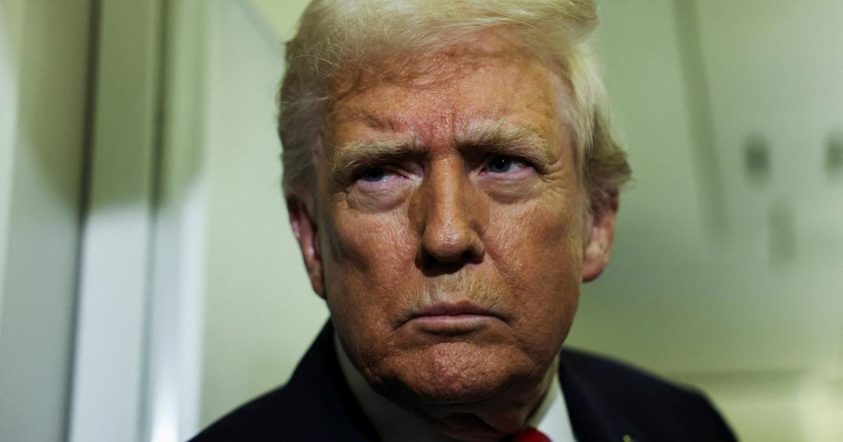 El presidente de EEUU, Donald Trump, a bordo del Air Force One durante un vuelo a Palm Beach desde la Base Conjunta Andrews, el 25 de noviembre de 2025.