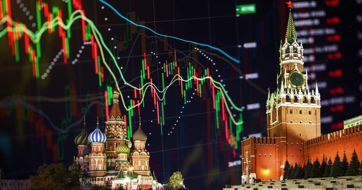 La Plaza Roja, símbolo de Moscú, rodeada de estadísticas económicas en un montaje ilustrativo.