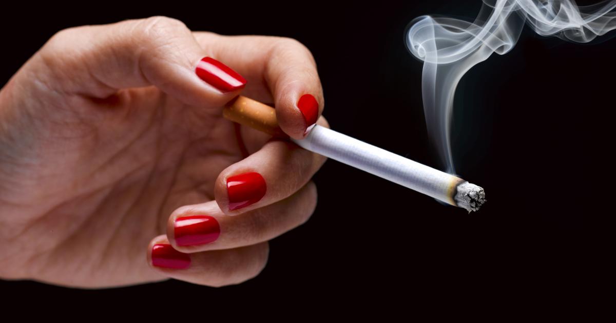 Una persona fumando un cigarro